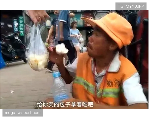 张帅训练完直接蹲路边啃煎饼,这自律和接地气谁懂啊